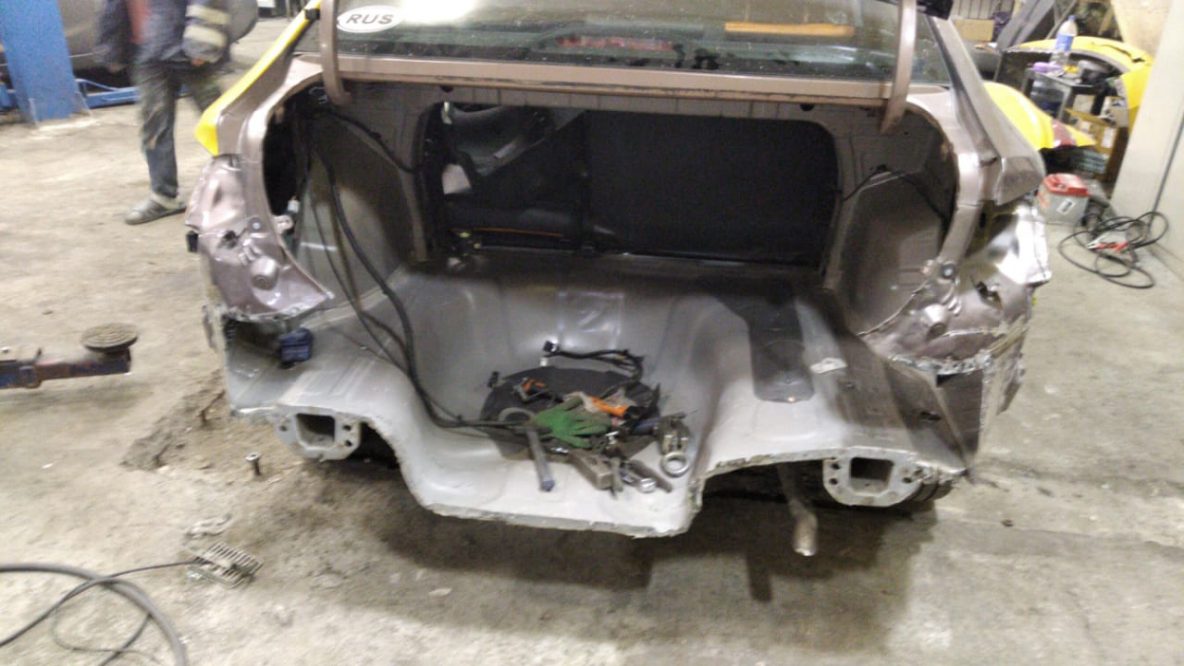 Покраска и кузовной ремонт Hyundai Solaris после удара в заднюю часть авто